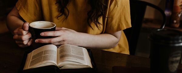 Женщина за чтением Женщина за чтением - Sputnik Армения