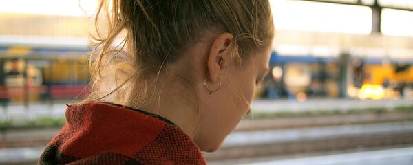 Девушка со смартфоном - Sputnik Արմենիա