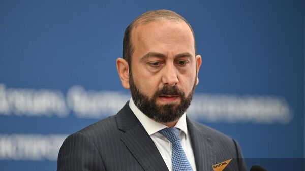 Глава МИД Арарат Мирзоян и вице-премьер-министр, министр иностранных дел и торговли Люксембурга Ксавье Беттель на совместной пресс-конференции по итогам встречи (9 сентября 2024). Еревaн - Sputnik Армения