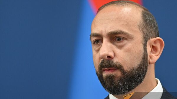 Глава МИД Арарат Мирзоян и вице-премьер-министр, министр иностранных дел и торговли Люксембурга Ксавье Беттель на совместной пресс-конференции по итогам встречи (9 сентября 2024). Еревaн - Sputnik Армения