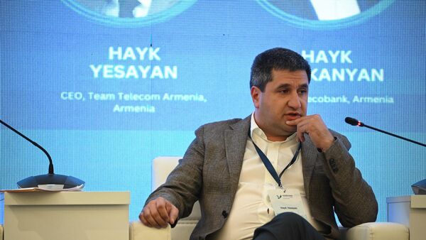 Генеральный директор Team Telecom Armenia Айк Есаян на панельной дискуссии Цифровая общественная инфраструктура: обсуждение передового опыта для глобального блага в рамках Международного форума Ереванский диалог (10 сентября 2024). Еревaн - Sputnik Армения