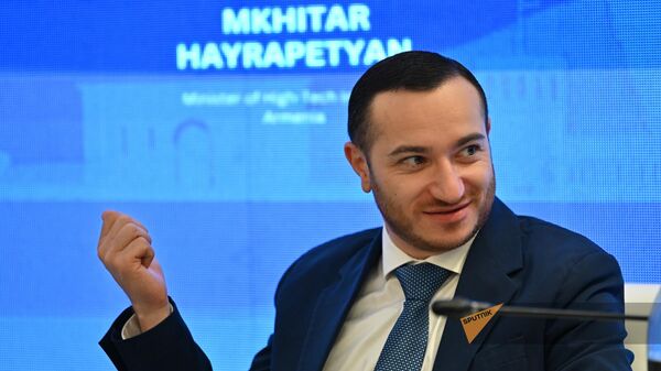 Министр высокотехнологичной промышленности Армении Мхитар Айрапетян на мероприятии Искусственный интеллект: бум для развивающихся рынков? в рамках Международного форума Ереванский диалог (11 сентября 2024). Еревaн - Sputnik Армения
