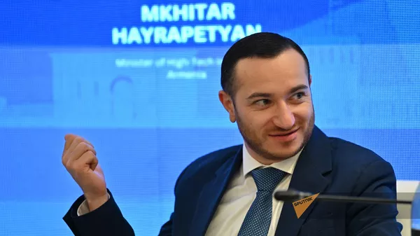 Министр высокотехнологичной промышленности Армении Мхитар Айрапетян на мероприятии Искусственный интеллект: бум для развивающихся рынков? в рамках Международного форума Ереванский диалог (11 сентября 2024). Еревaн - Sputnik Армения