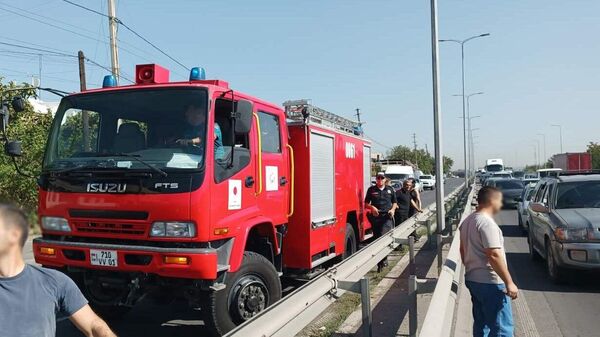 Спасатели на месте ДТП с пострадавшим на Арташатском шоссе (12 сентября 2024). Араратская область - Sputnik Армения