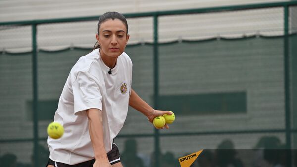 Армянская теннисистка Элина Аванесян во время встречи с поклонниками и мастер-класса (16 сентября 2024). Еревaн - Sputnik Армения