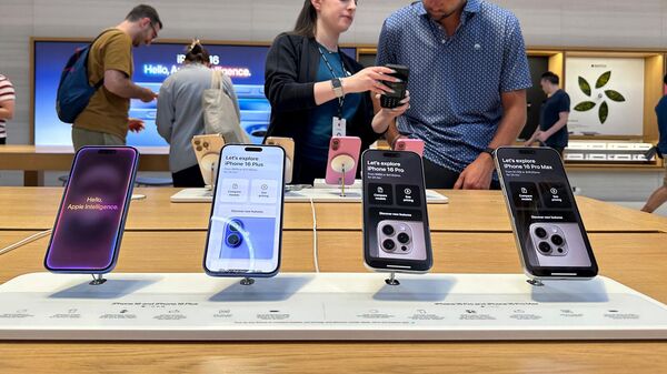 Покупатели в магазине Apple Store (20 сентября 2024). Нью-Йорк - Sputnik Армения