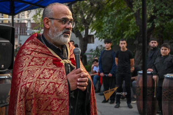 Преподобный Зенон Барсегян на мероприятии, посвященном Дню Независимости в исправительном учреждении Больница для осужденных, (23 сентября 2024). Еревaн - Sputnik Армения