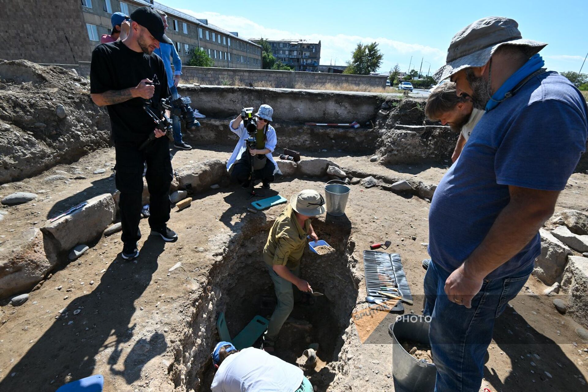 Совместная археологическая экспедиция историко-археологического музея-заповедника Эребуни и Государственного Эрмитажа в Ереване на территории памятника Кармир Блур - Sputnik Армения, 1920, 24.09.2024