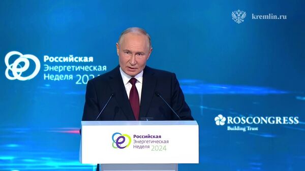 Владимир Путин выступает на пленарном заседании Международного форума Российская энергетическая неделя (26 сентября 2024). Москва - Sputnik Армения