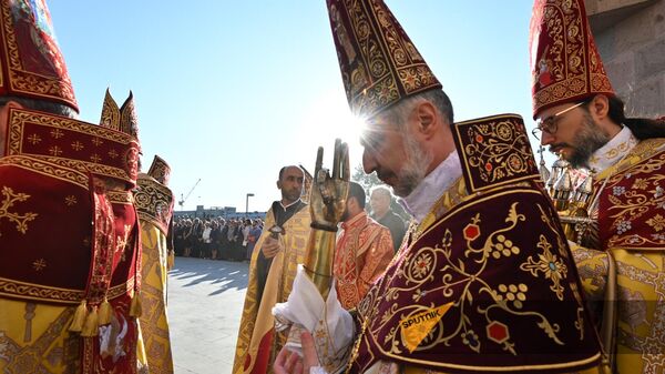 Священнослужители несут реликвии на церемонии освящения Пресветлого Мира (28 сентября 2024). Эчмиадзин - Sputnik Արմենիա