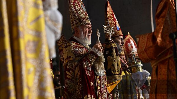 Гарегин II, Верховный Патриарх и Католикос всех армян на церемонии освящения Пресветлого Мира (28 сентября 2024). Эчмиадзин - Sputnik Армения