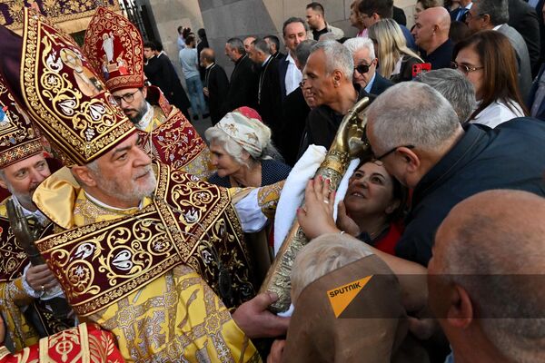 Հոգևորականը Սուրբ Գրիգոր Լուսավորչի աջով օրհնում է մարդկանց։ - Sputnik Արմենիա