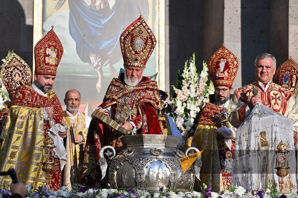 Գարեգին երկրորդը սրբալույս մյուռոնի օրհնության արարողության ժամանակ - Sputnik Արմենիա