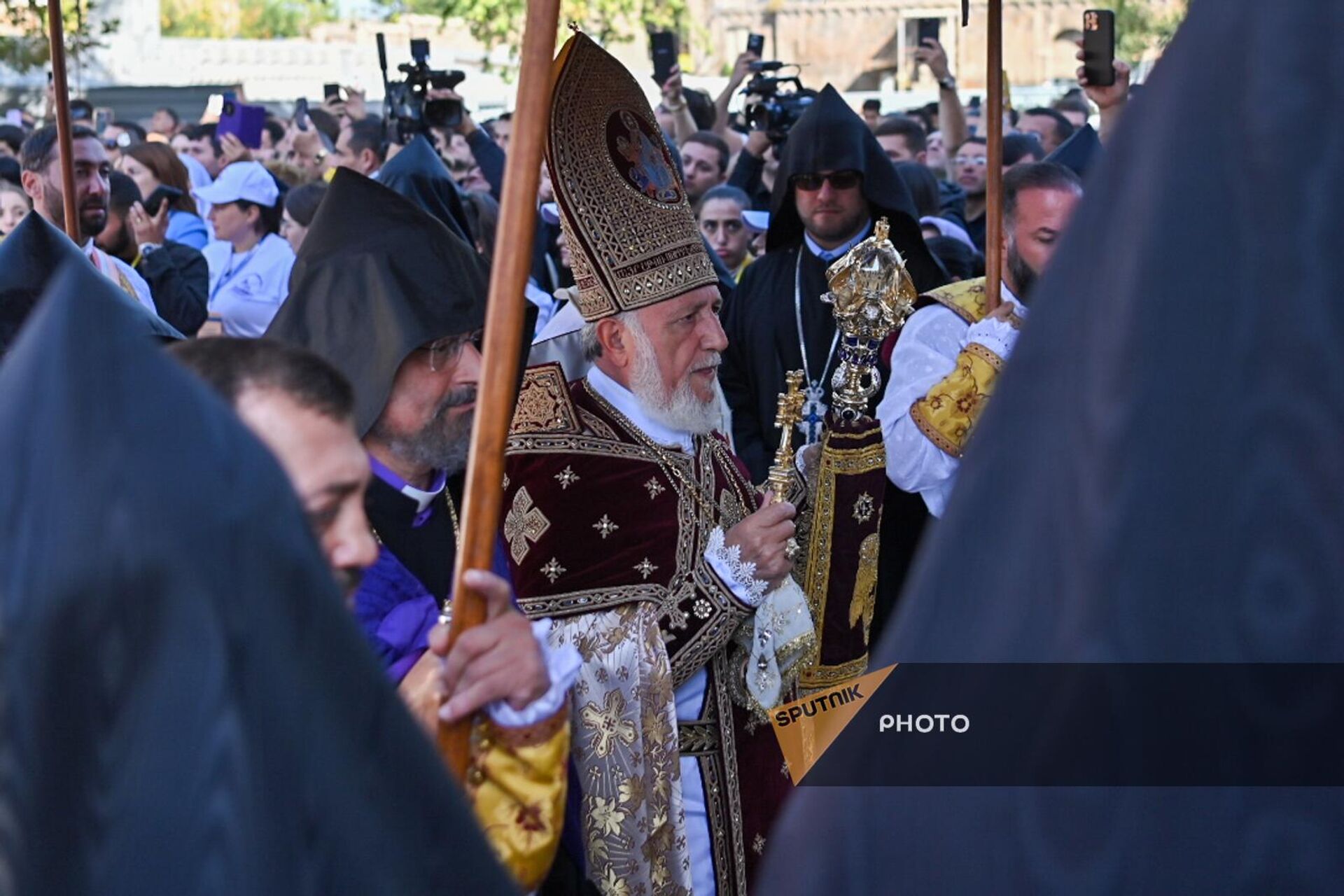 Католикос Гарегин Второй прибывает в Эчмиадзинский собор во время церемонии переосвящения (29 сентября 2024). Эчмиадзин - Sputnik Արմենիա, 1920, 29.09.2024