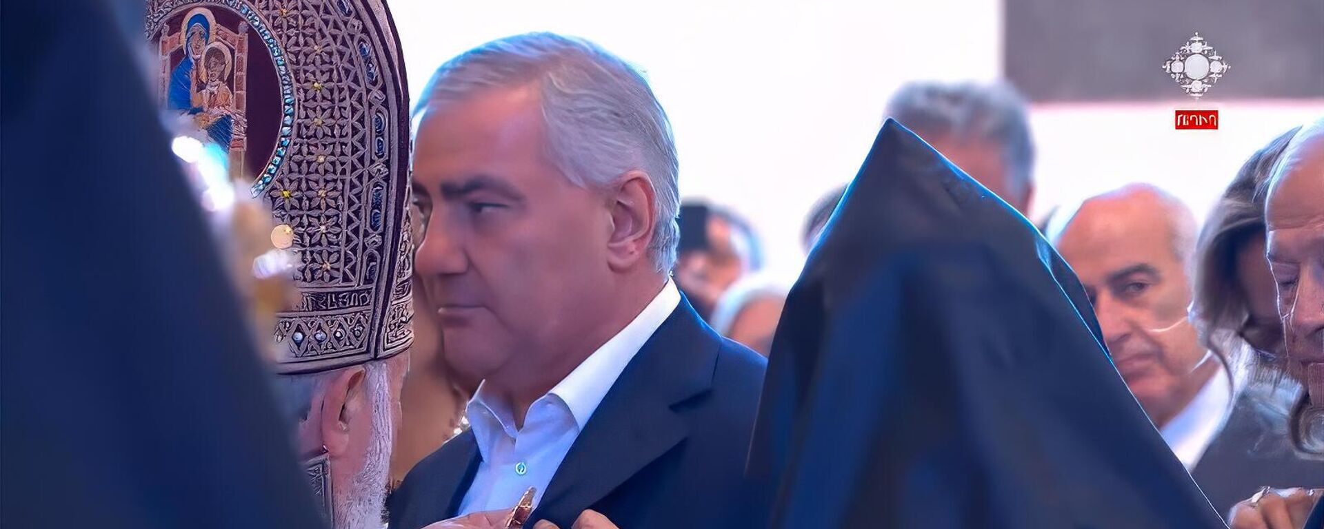 Католикос Гарегин Второй вручает орден Святой Эчмиадзин Самвелу Карапетяну во время церемонии переосвящения Эчмиадзинского собора (29 сентября 2024). Эчмиадзин - Sputnik Армения, 1920, 21.06.2025