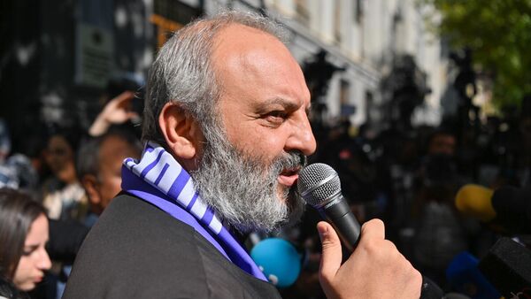 Баграт Галстанян обращается к сторонникам у здания Генпрокуратуры РА (9 октября 2024). Еревaн - Sputnik Армения