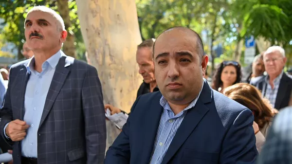 Адвокат Ованнес Худоян у здания Генпрокуратуры РА (9 октября 2024). Еревaн - Sputnik Армения
