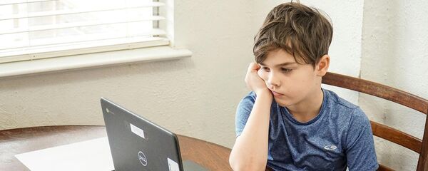 Мальчик с ноутбуком - Sputnik Армения