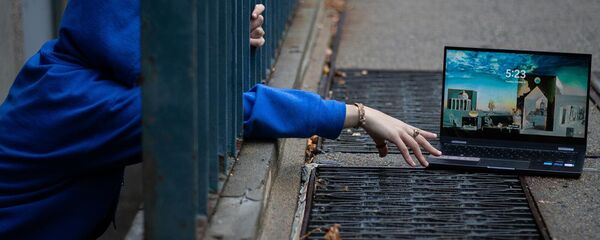 Ноутбук за ограждением - Sputnik Армения