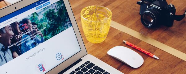 Социальная сеть Facebook на мониторе ноутбука - Sputnik Արմենիա