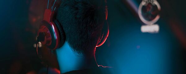 Молодой человек в наушниках - Sputnik Армения