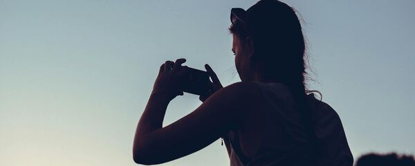 Девушка со смартфоном - Sputnik Արմենիա