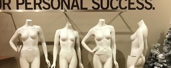 Манекены в женском отделе магазина - Sputnik Армения