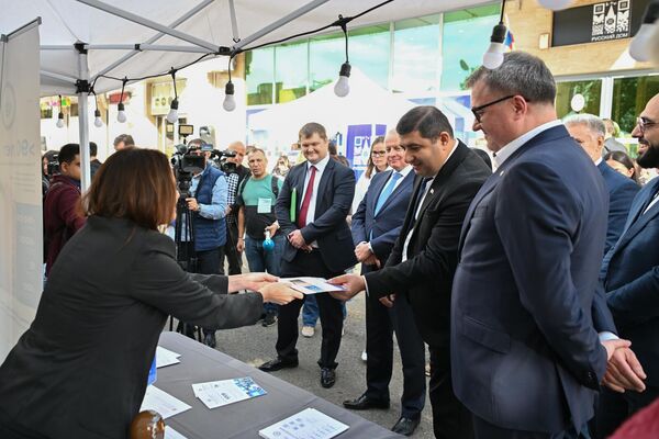 Открытие выставки образовательных программ ведущих российских вузов (10 октября 2024). Гюмри Открытие выставки образовательных программ ведущих российских вузов (10 октября 2024). Гюмри - Sputnik Армения