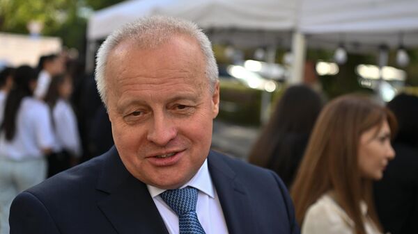 Посол России Сергей Копыркин на открытии выставки образовательных программ ведущих российских вузов (10 октября 2024). Гюмри - Sputnik Армения