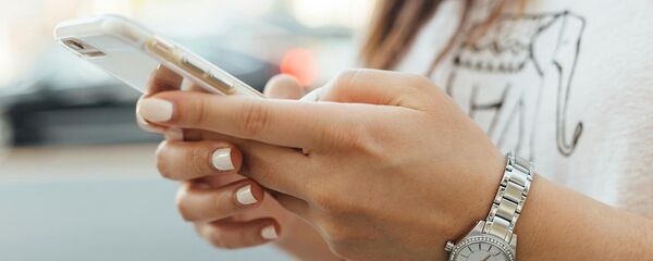 Смартфон в руках Смартфон в руках - Sputnik Армения