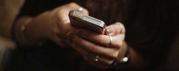 Пользователь со смартфонами Пользователь со смартфонами - Sputnik Армения