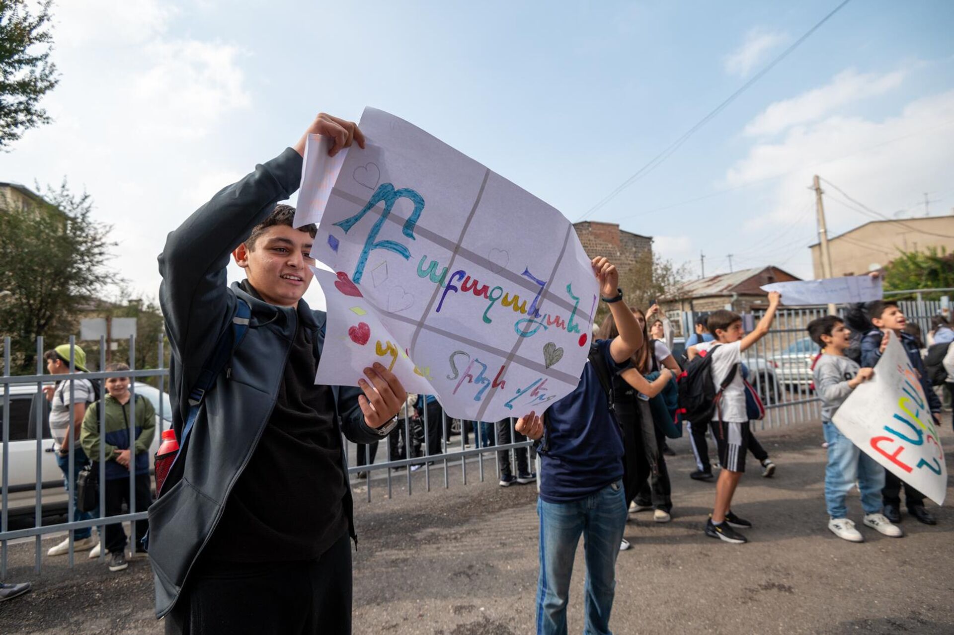 Акция протеста перед основной школой №20 имени Джона Киракосяна (15 октября 2024). Еревaн - Sputnik Արմենիա, 1920, 15.10.2024