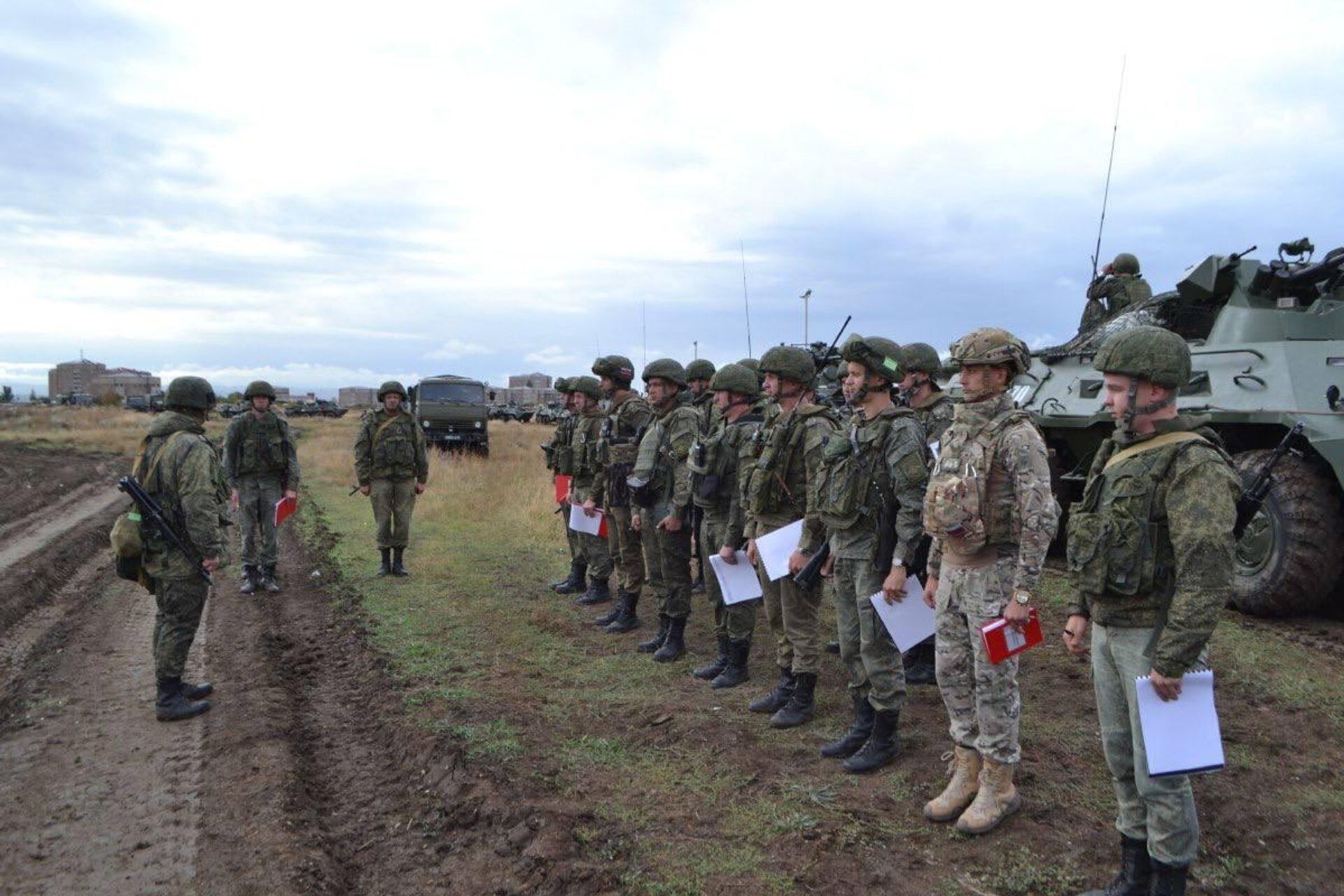 Батальонные тактические учения с боевыми стрельбами  на полигоне Алагяз  - Sputnik Армения, 1920, 15.10.2024