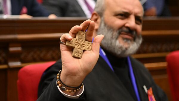 Архиепископ Баграт Галстанян во время парламентских слушаний по проекту “О вечной актуальности Декларации о независимости Армении в зале НС (17 октября 2024). Еревaн - Sputnik Армения