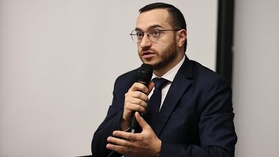 Министр высокотехнологической промышленности Мхитар Айрапетян отвечает на вопросы сотрудников IT-компании Renderforest (17 октября 2024). Джрвеж