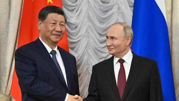 Президент РФ Владимир Путин и председатель КНР Си Цзиньпин во время встречи в рамках XVI саммита БРИКС (22 октября 2024). Казань - Sputnik Армения