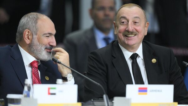 Премьер-министр Армении Никол Пашинян и президент Азербайджана Ильхам Алиев на пленарном заседании XVI саммита БРИКС в формате аутрич / БРИКС плюс (24 октября 2024). Казань - Sputnik Армения
