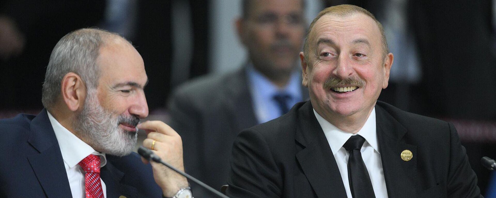 Премьер-министр Армении Никол Пашинян и президент Азербайджана Ильхам Алиев на пленарном заседании XVI саммита БРИКС в формате аутрич / БРИКС плюс (24 октября 2024). Казань - Sputnik Армения, 1920, 16.12.2024