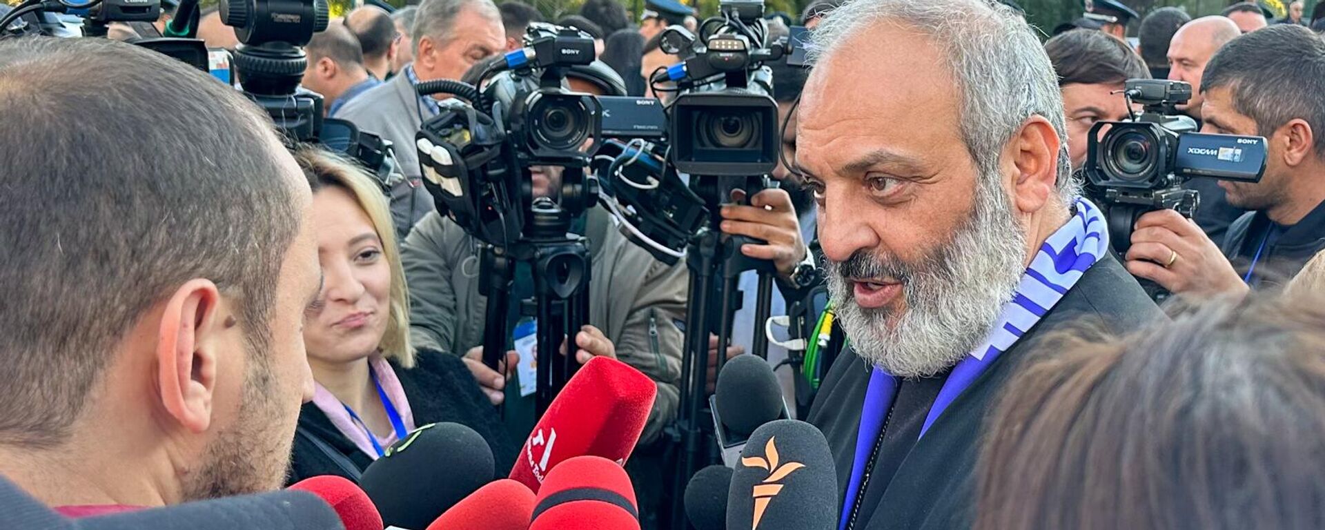 Баграт Галстанян отвечает на вопросы журналистов у резиденции президента (25 октября 2024). Еревaн - Sputnik Армения, 1920, 26.06.2025