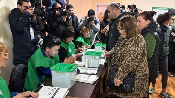 Граждане на избирательных участках во время голосования на выборах в парламент (26 октября 2024). Грузия - Sputnik Армения