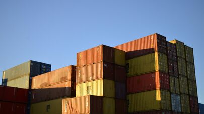 Контейнеры с грузом