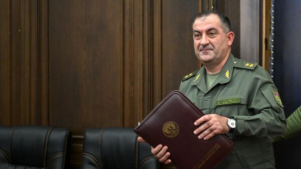 Первый замминистра обороны, начальник генштаба ВС Эдвард Асрян перед началом совместного заседания постоянных комиссий НС (28 октября 2024). Еревaн - Sputnik Армения
