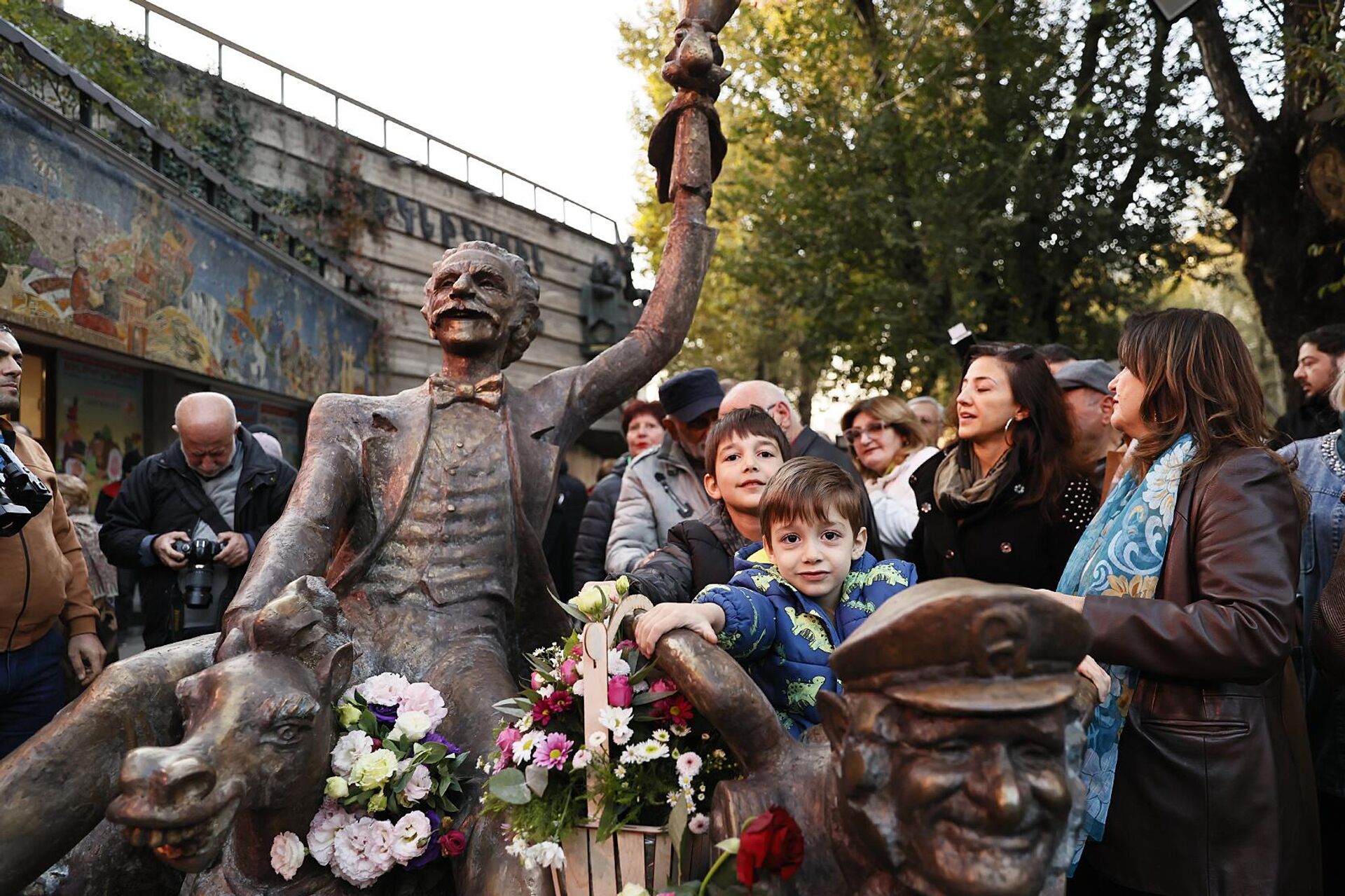 Церемония открытия памятника народному артисту, актеру, режиссеру Ерванду Манаряну (31 октября 2024). Еревaн - Sputnik Армения, 1920, 31.10.2024