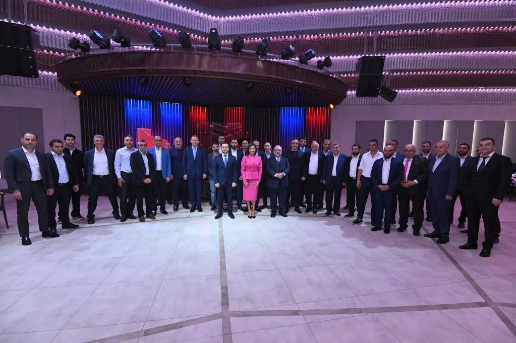 Anna Akopyan 160 min dollar topladı: Pullar hara gedəcək?