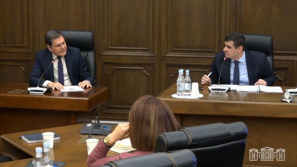 Замминистра иностранных дел Паруйр Ованнисян на предварительном обсуждении государственного бюджета 2025 года в рамках совместного заседания постоянных комиссий НС (4 ноября 2024). Еревaн - Sputnik Армения