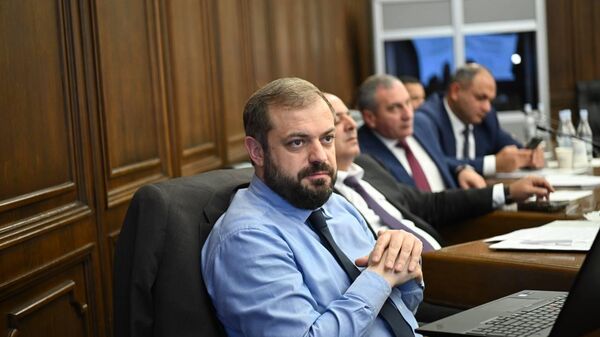Министр экономики Геворк Папоян на предварительном обсуждении государственного бюджета 2025 года в рамках совместного заседания постоянных комиссий НС (5 ноября 2024). Еревaн - Sputnik Армения