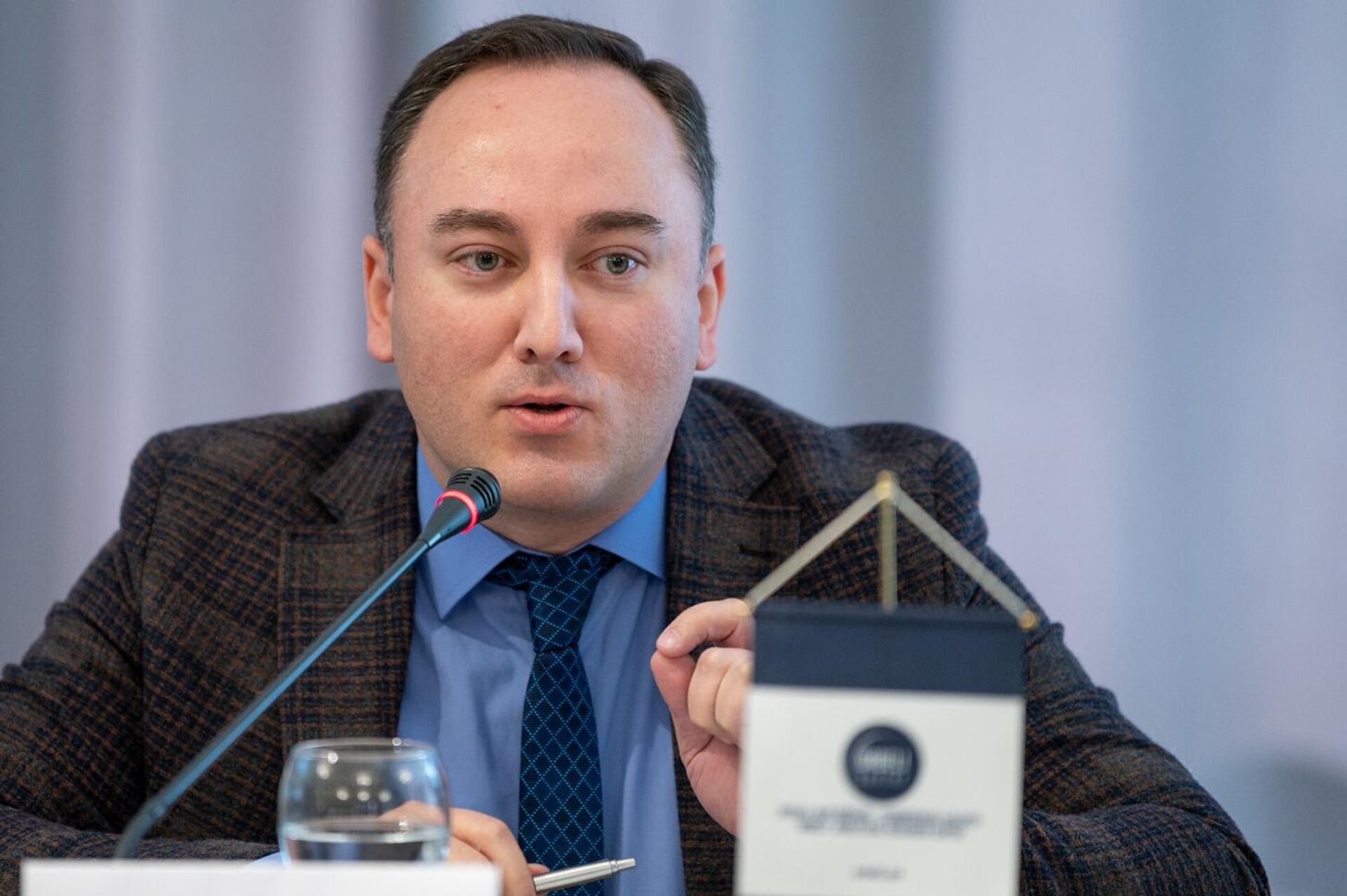Руководитель департамента по изучению международных отношений ГНКО Центр общественных связей и информации аппарата премьера Армении Джонни Меликян во время экспертного семинара Армения-Иран: Сотрудничество и перспективы (7 ноября 2024). Капан - Sputnik Արմենիա, 1920, 22.05.2026