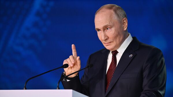 Президент РФ Владимир Путин выступает на пленарной сессии XXI Ежегодного заседания Международного дискуссионного клуба Валдай (7 ноября 2024). Москва - Sputnik Армения