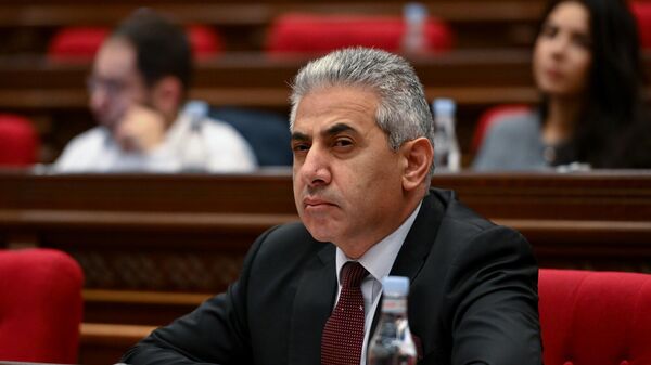 Эдгар Казарян во время Парламентских слушании по предлагаемым изменениям в Избирательном кодексе РА (8 ноября 2024). Еревaн - Sputnik Армения