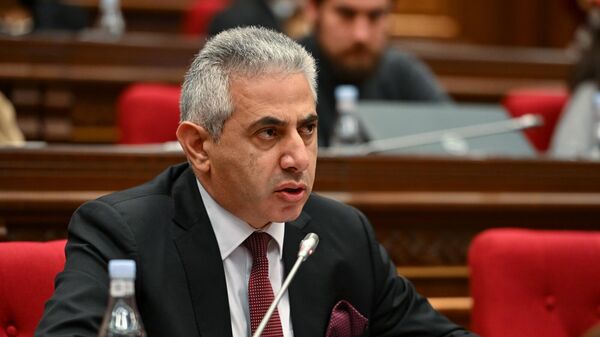 Эдгар Казарян во время Парламентских слушании по предлагаемым изменениям в Избирательном кодексе РА (8 ноября 2024). Еревaн - Sputnik Армения
